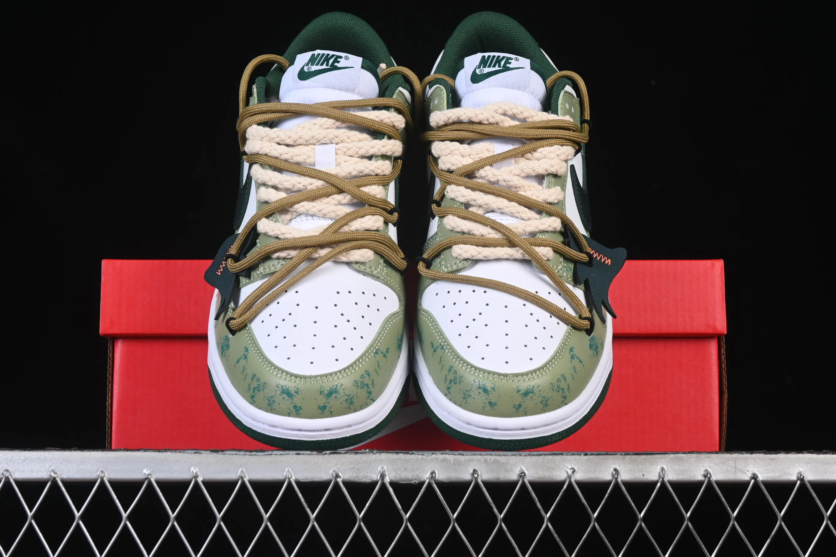 All categories Nk SB Dunk Series Nk SB Dunk Low High-end customized low-top sneakers Nike SB Dunk Low white and green straps low-top casual sneakers DD1391-100